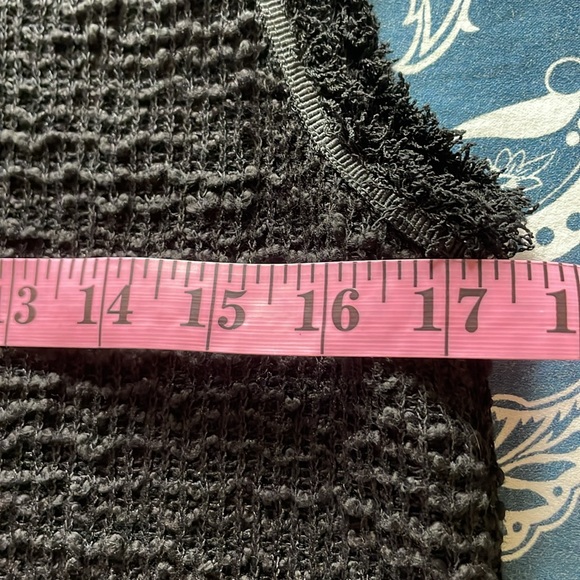 Max Studio Black Knit Raw Edge Sleeveless Top Size Small - Picture 7 of 8